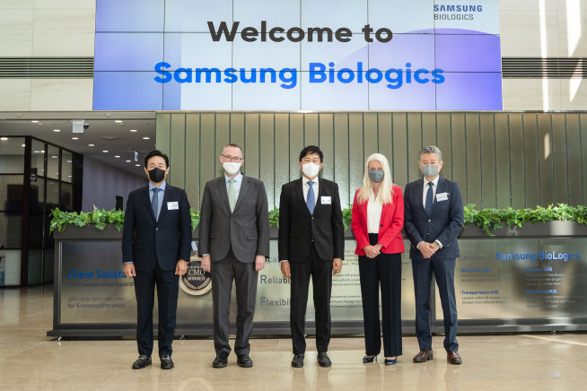 ▲아만다 밀링 영국 외교부 국무상이 인천 송도에 위치한 삼성바이오로직스 본사를 방문했다. 사진 왼쪽부터 박용 인사지원센터 상무, 콜린 크룩스 주한영국대사, 존 림 삼성바이오로직스 대표이사 사장, 아만다 밀링 영국 외교부 국무상, 제임스 최 글로벌정보마케팅센터 부사장 (사진제공=삼성바이오로직스)