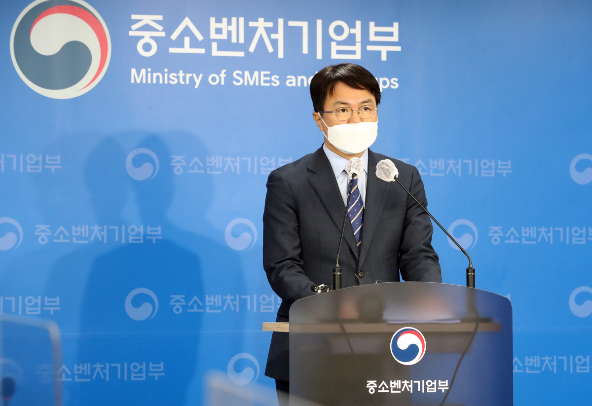 ▲조주현 신임 중소벤처기업부 차관이 2021년 12월 28일 소상공인정책실장 재직 시절 정부세종청사에서 소상공인 실태조사 결과를 발표하고 있다. (뉴시스)
