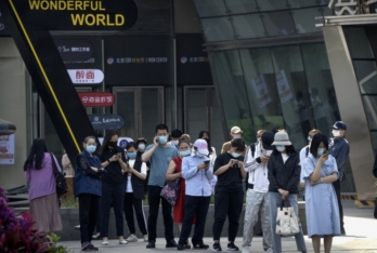 ▲중국 베이징에서 지난 5일 사람들이 신종 코로나바이러스 감염증(코로나19) 검사를 받기 위해 줄 서 있다. 베이징/AP연합뉴스
