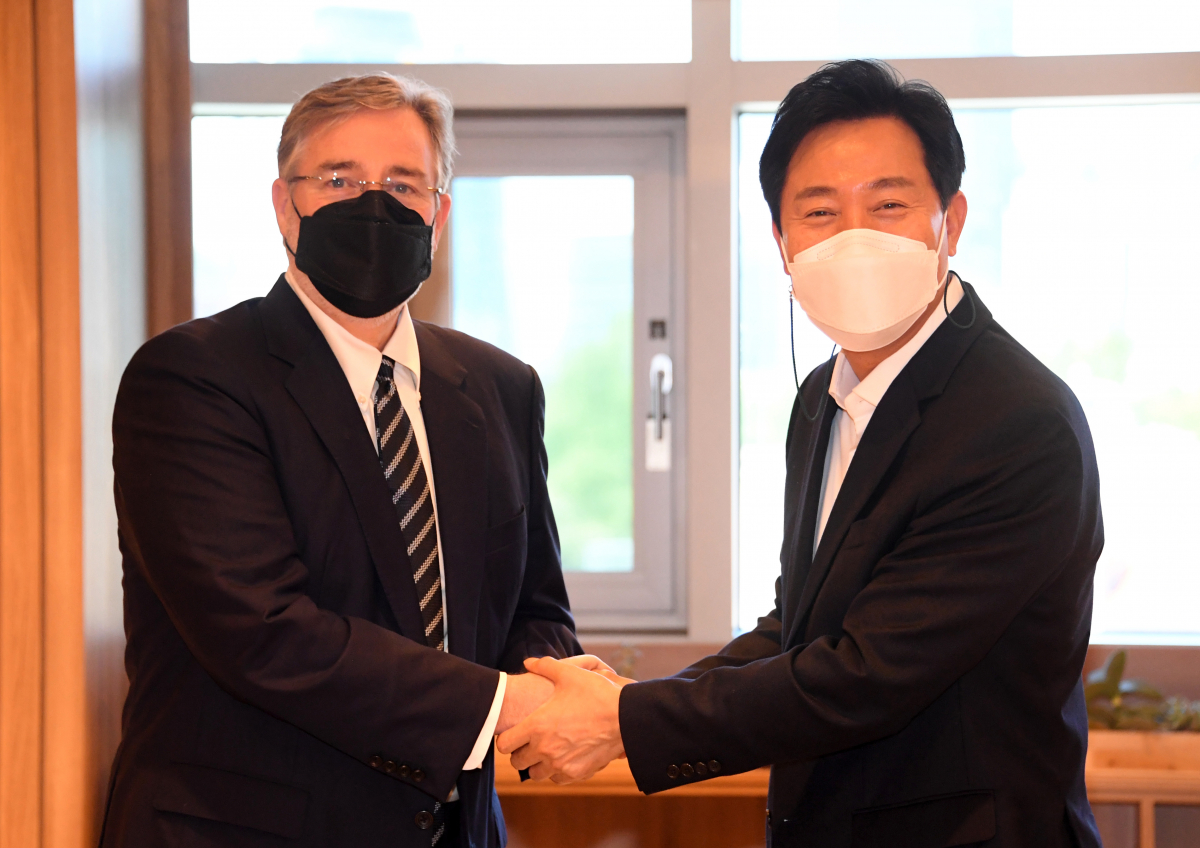 ▲오세훈(오른쪽) 서울시장은 9일 토드 릴랜드 골드만삭스 아시아태평양 공동대표를 만나 서울의 금융 경쟁력 강화방안 등에 대한 의견을 나눴다. (사진제공=서울시)