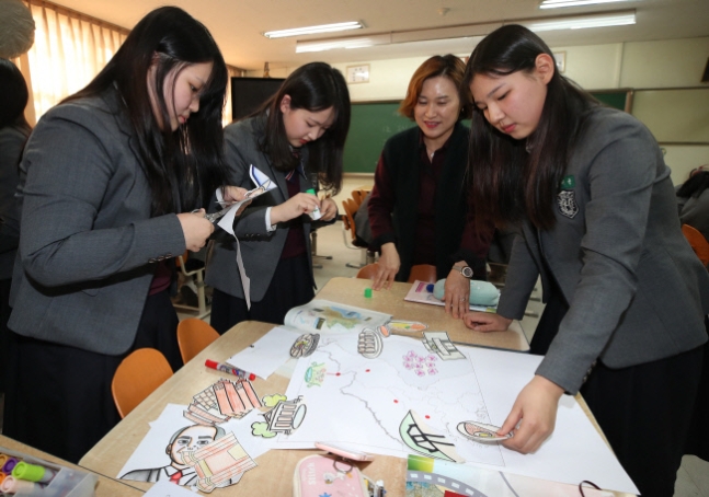 ▲고교학점제 선택형 교육과정 우수학교인 서울 강서구 한서고등학교에서 학생들이 교사와 수업을 하고 있다. (연합뉴스)