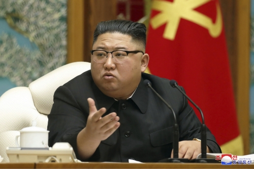 ▲김정은 북한 노동당 국무위원장이 2020년 11월 15일 평양에서 열린 노동당 정치국 회의에 참석하고 있다. 평양/AP뉴시스
