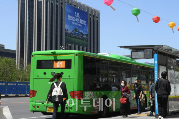 ▲(조현호 기자 hyunho@) 청와대 개방 행사에 맞춰 지난 2일부터 운행을 시작한 01번 버스.

