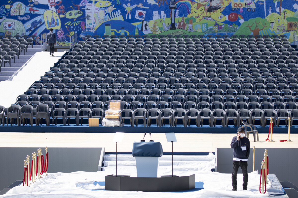 ▲제20대 대통령 취임식을 하루 앞둔 국회 본관 앞 취임식장 모습(연합뉴스)
