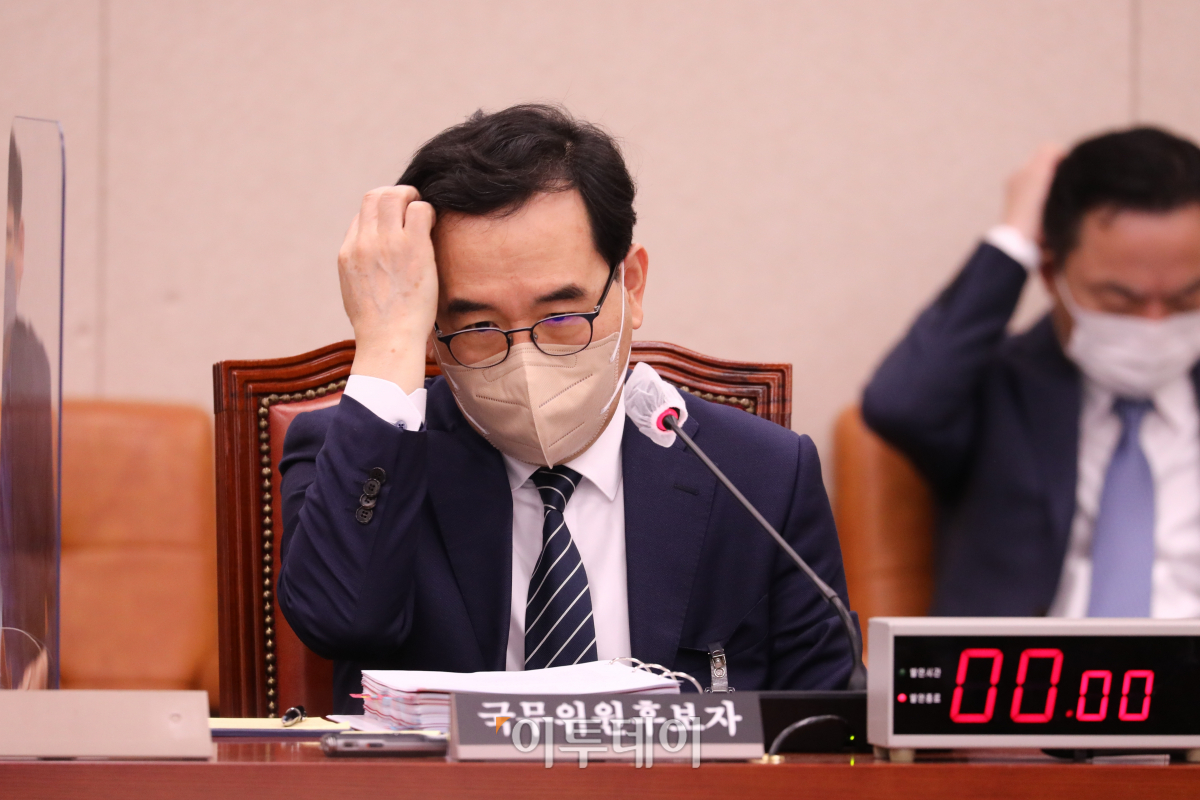 ▲이창양 산업통상자원부 장관 후보자가 9일 국회에서 열린 인사청문회에서 머리를 만지고 있다. (국회사진취재단)