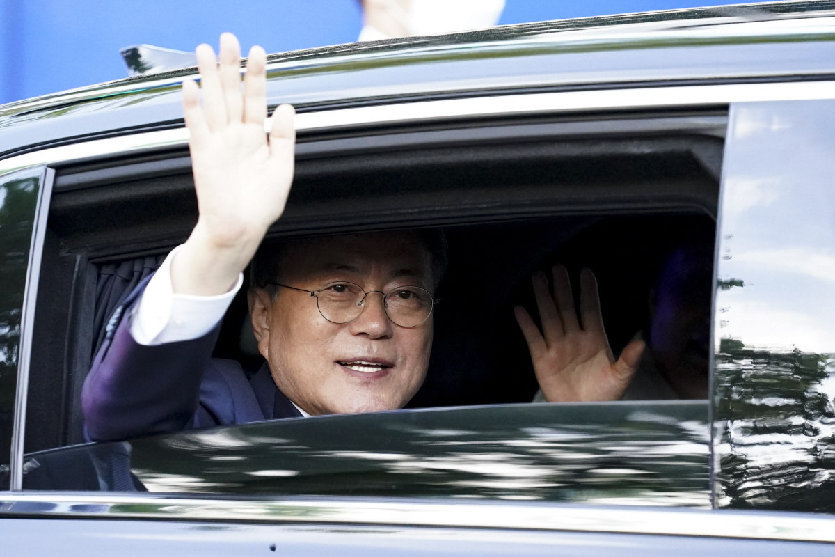 ▲문재인 대통령이 9일 오후 청와대 앞 분수대를 지나며 퇴근길 마중 나온 시민들에게 손을 들어 인사하고 있다.(연합뉴스)