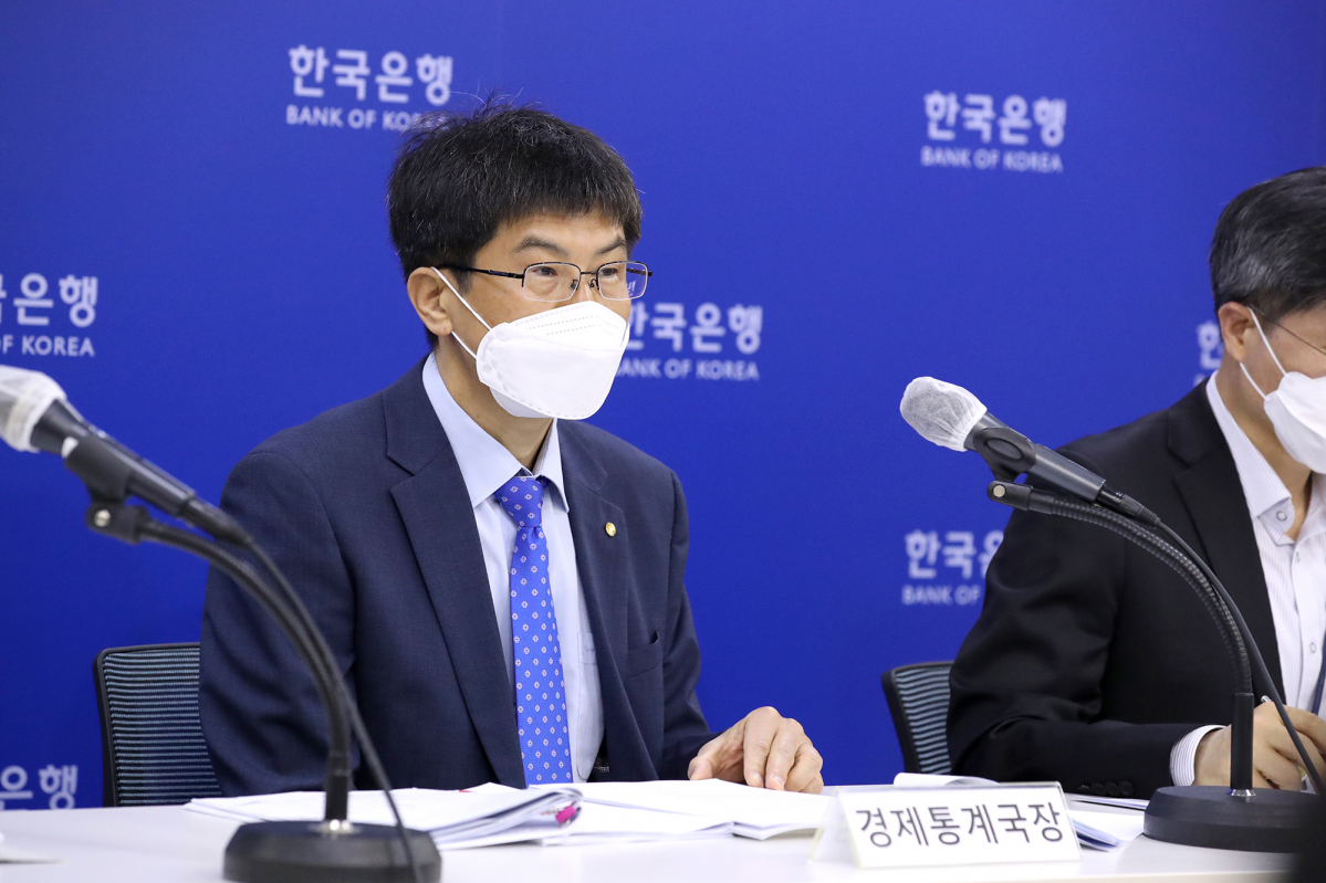 ▲황상필 한국은행 경제통계국장이 10일 오전 서울 중구 한국은행에서 2022년 3월 국제수지(잠정)의 주요 특징을 설명하고 있다. (사진제공=한국은행)