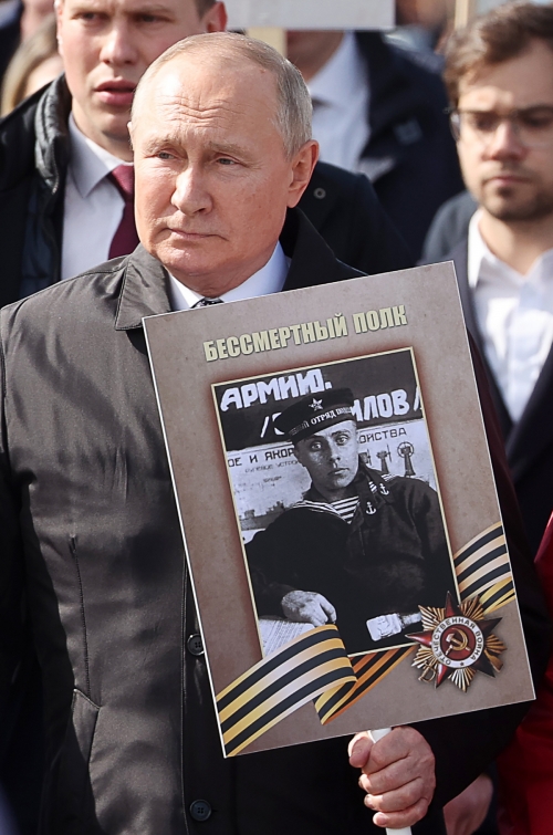 ▲블라디미르 푸틴 러시아 대통령이 전승절인 9일(현지시간) ‘불멸의 연대’ 행진에 참석했다. 모스크바/타스연합뉴스
