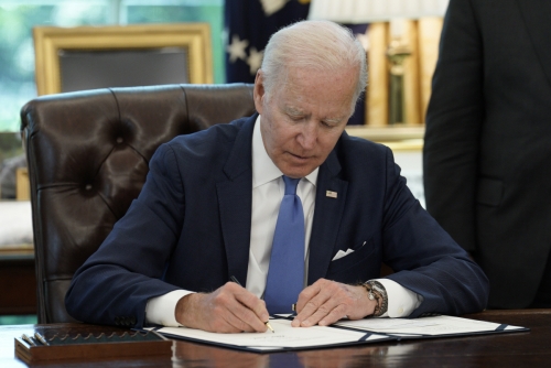 ▲조 바이든 미국 대통령이 9일(현지시간) 무기대여법에 서명하고 있다. 워싱턴D.C./EPA연합뉴스
