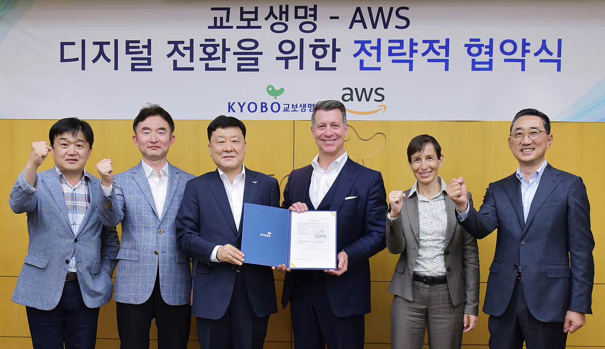 ▲9일 오후 서울 광화문 교보생명 본사에서 열린 교보생명과 아마존웹서비스(AWS)의 디지털 전환을 위한 전략적 협약식에서 양사의 관계자들이 기념촬영을 하고 있다. 사진 왼쪽부터 교보생명 정봉현 IT지원담당 상무, 문성진 디지털테크놀로지담당 상무, 편정범 대표이사 사장, AWS 필 데이비스(Phil Davis) 아시아태평양 및 일본(APJ) 대표, 로렌스 티어리(Laurence Thiery) APJ 금융부문 사업 개발 담당, 함기호 AWS-코리아 대표