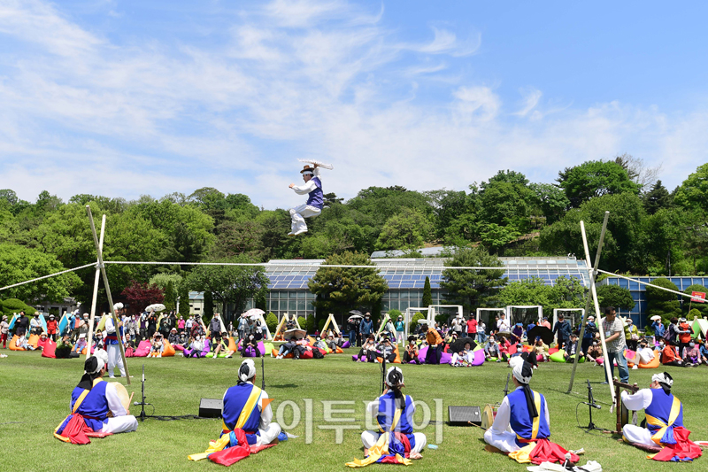 ▲청와내 내부에서 줄타기 공연이 진행되고 있는 모습. (고이란 기자 photoeran@)