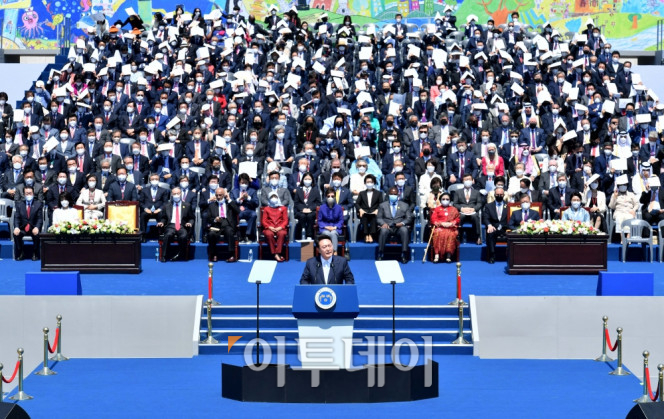 ▲윤석열 대통령이 10일 서울 여의도 국회에서 열린 취임식에서 취임사를 하고 있다.신태현 기자 holjjak@ (이투데이DB)