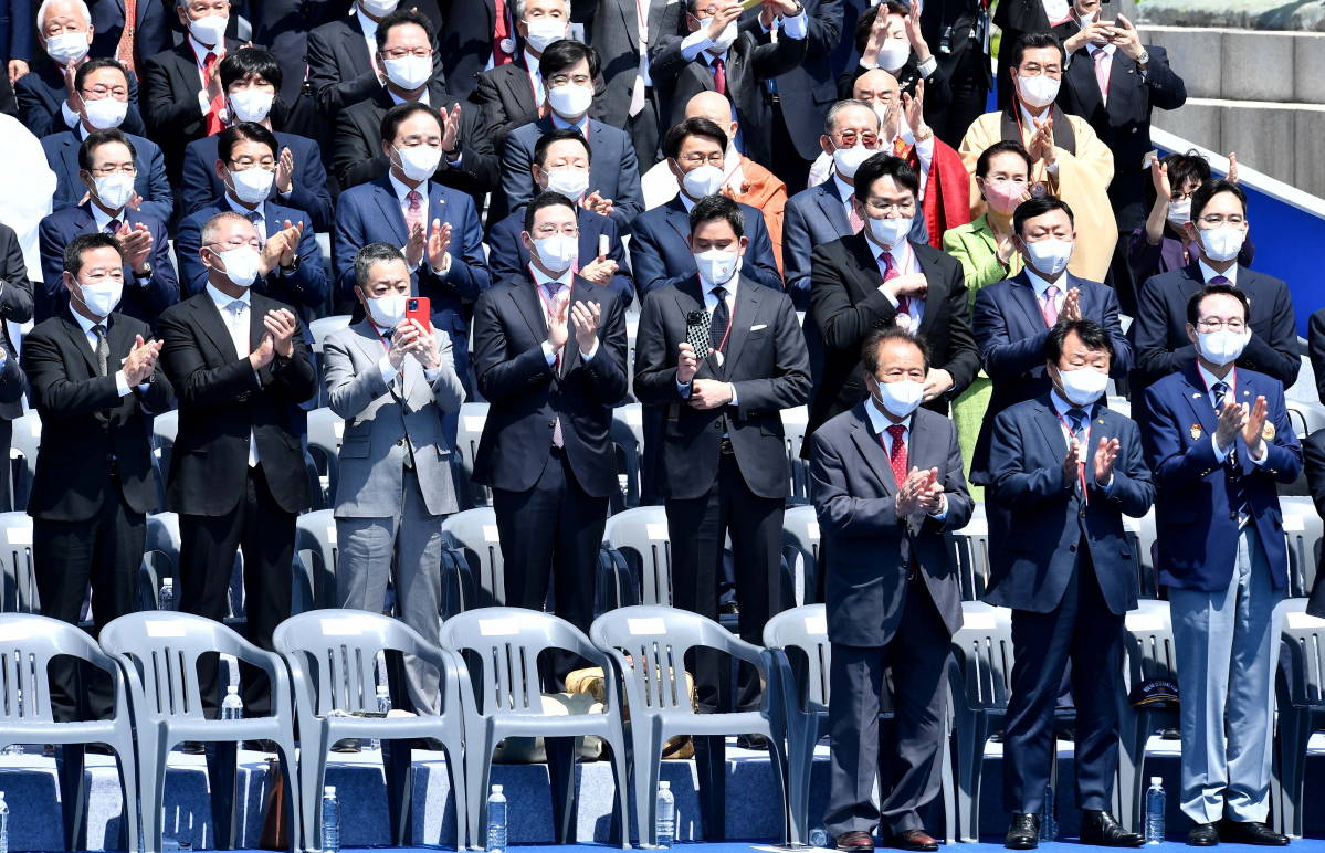 ▲10일 서울 여의도 국회에서 열린 윤석열 대통령 취임식에서 정의선 현대차그룹 회장(왼쪽 두 번째부터), 박정원 두산그룹 회장, 구광모 LG그룹 회장, 정용진 신세계그룹 부회장, 조원태 한진그룹 회장, 정용진 신세계 부회장, 신동빈 롯데그룹 회장, 이재용 삼성전자 부회장이 박수를 치고 있다. (국회사진기자단)