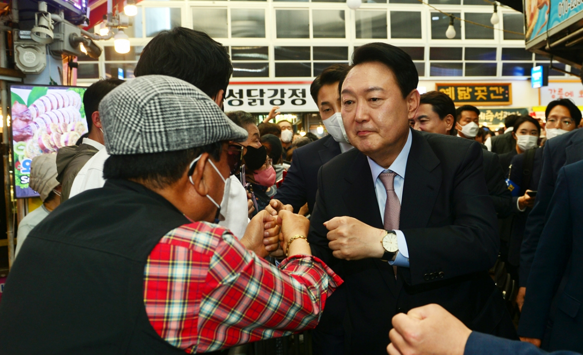 ▲윤석열 대통령이 4일 강원 강릉중앙시장을 찾아 시민들과 인사하고 있다.  (사진제공=인수위기자단)