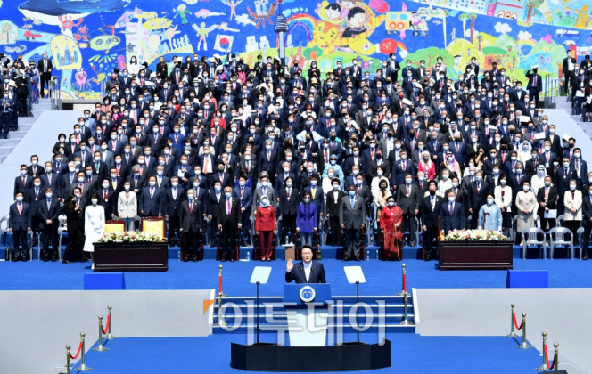 ▲윤석열 대통령이 10일 서울 여의도 국회에서 열린 취임식에서 선서를 하고 있다. 신태현 기자 holjjak@ (이투데이DB)