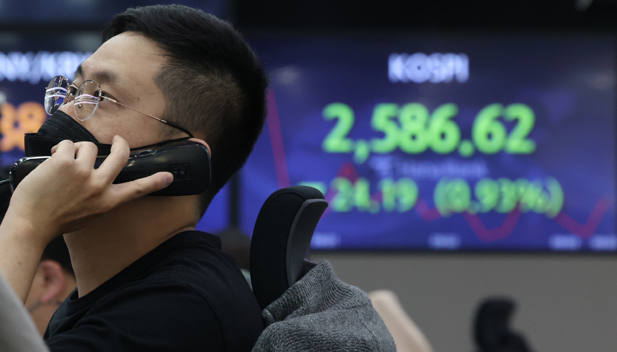 ▲10일 오전 서울 중구 하나은행 본점 딜링룸에서 직원이 업무를 보고 있다. 이날 코스피는 간밤 뉴욕 증시 급락 여파에 전날보다 20.68포인트(0.79%) 내린 2,590.13에 출발했다. (연합뉴스)