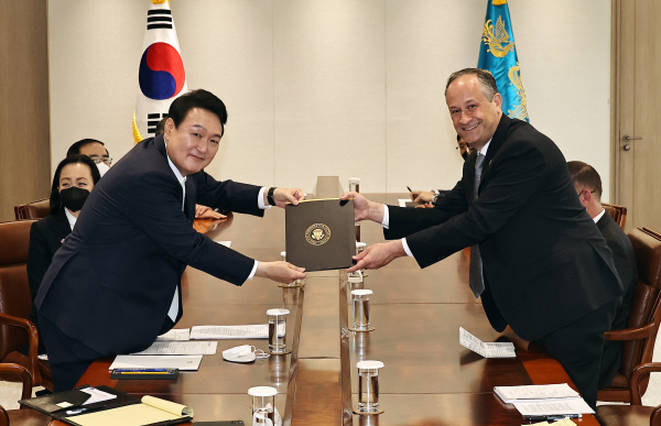 ▲윤석열 대통령이 10일 오후 용산 대통령실 접견실에서 축하 사절단을 이끌고 방한한 미국의 '세컨드 젠틀맨'인 더글러스 엠호프 변호사로부터 조 바이든 미국 대통령의 친서를 전달받고 있다. (연합뉴스)