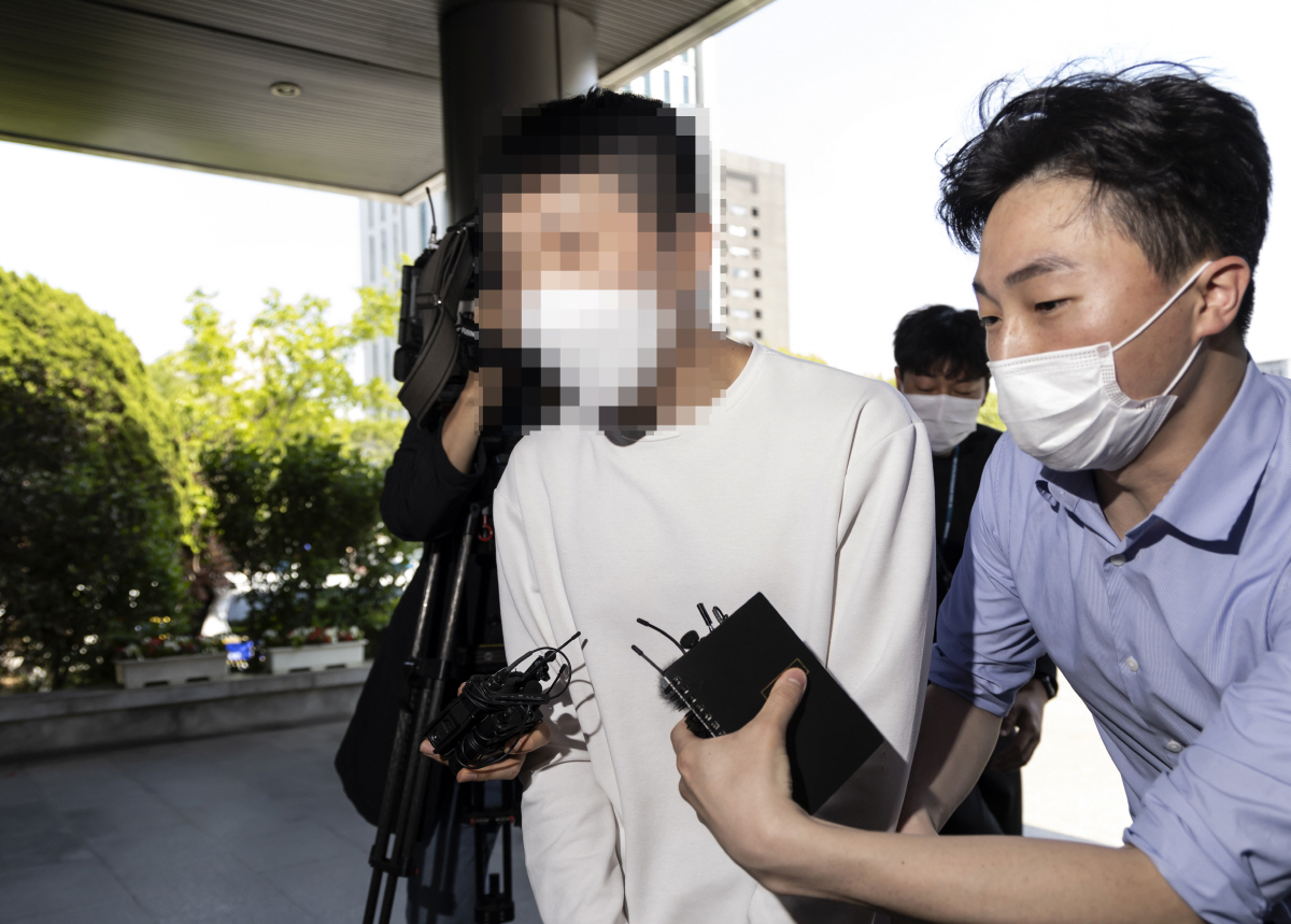 ▲(연합뉴스) 대통령 취임식에 테러를 하자는 내용의 글을 한 온라인 커뮤니티에 올린 20대 남성 A씨가 경찰에 검거돼 10일 오후 서울 서초경찰서로 들어서고 있다.
