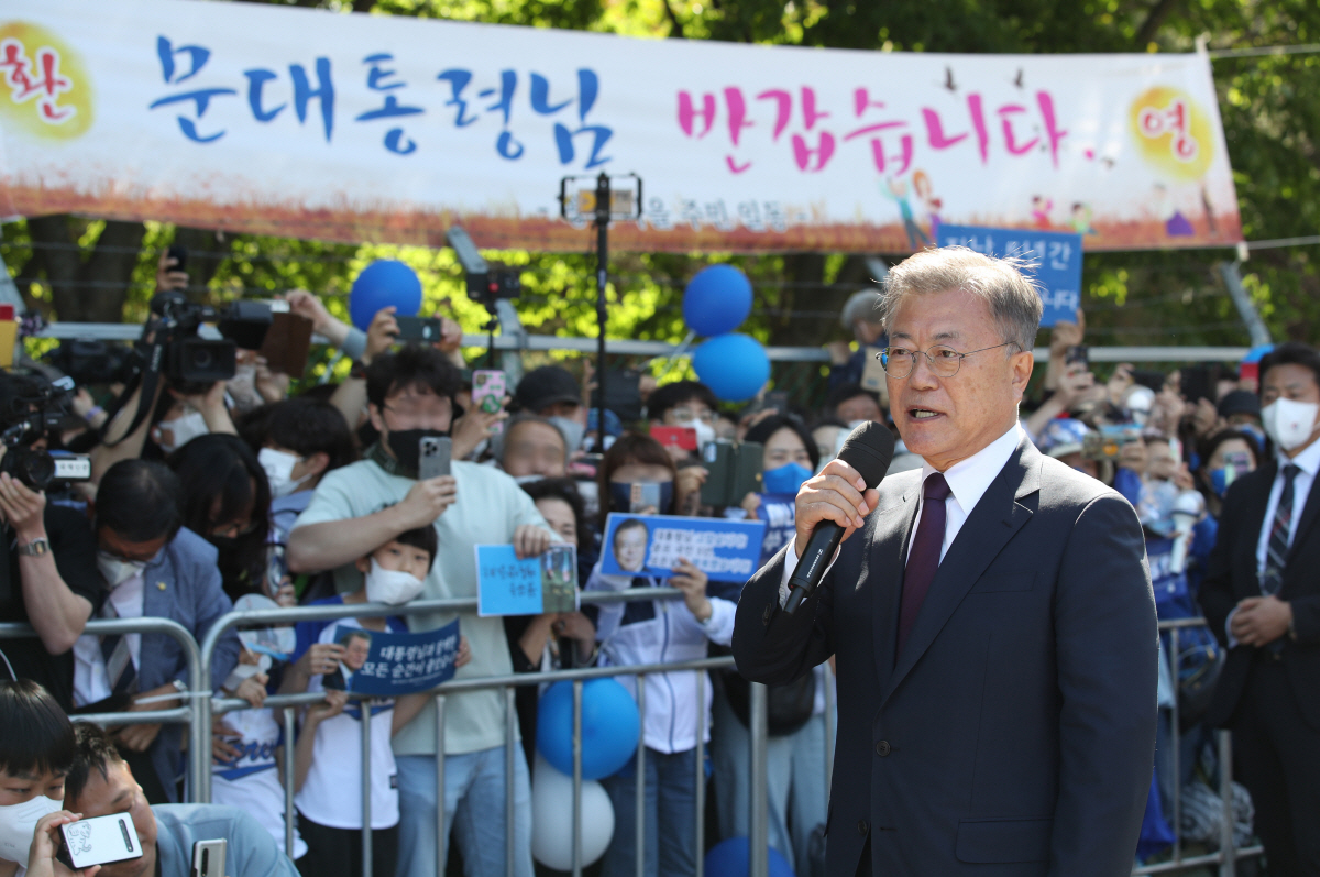 ▲문재인 전 대통령이 10일 경남 양산 하북면 평산마을회관에서 사저로 향하기 앞서 지지자에게 인사하고 있다. (연합뉴스)
