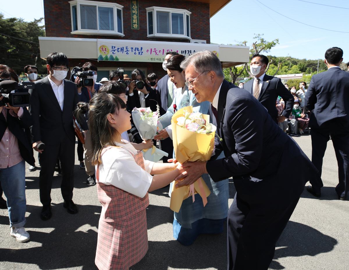▲문재인 전 대통령 내외가 10일 오후 경남 양산시 하북면 평산마을회관에서 화동들에게 꽃다발을 받고 있다. (연합뉴스)

