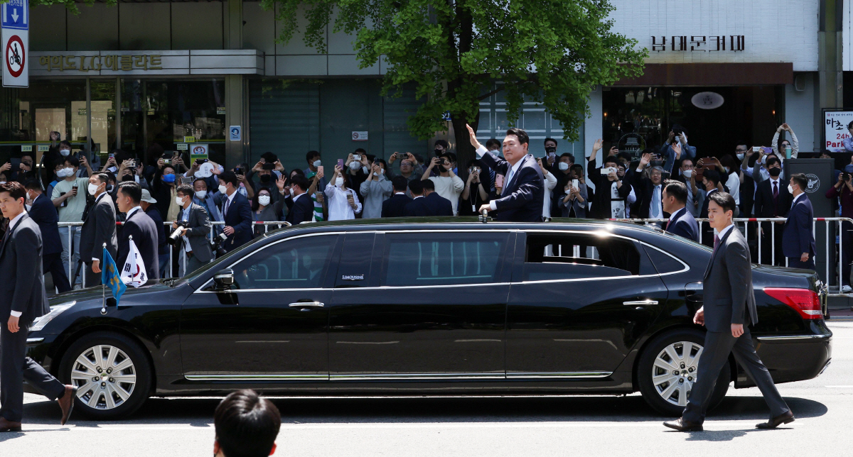 ▲10일 윤석열 대통령이 국회에서 취임식을 마치고 이동 중 시민들에게 인사하고 있다.(연합뉴스)
