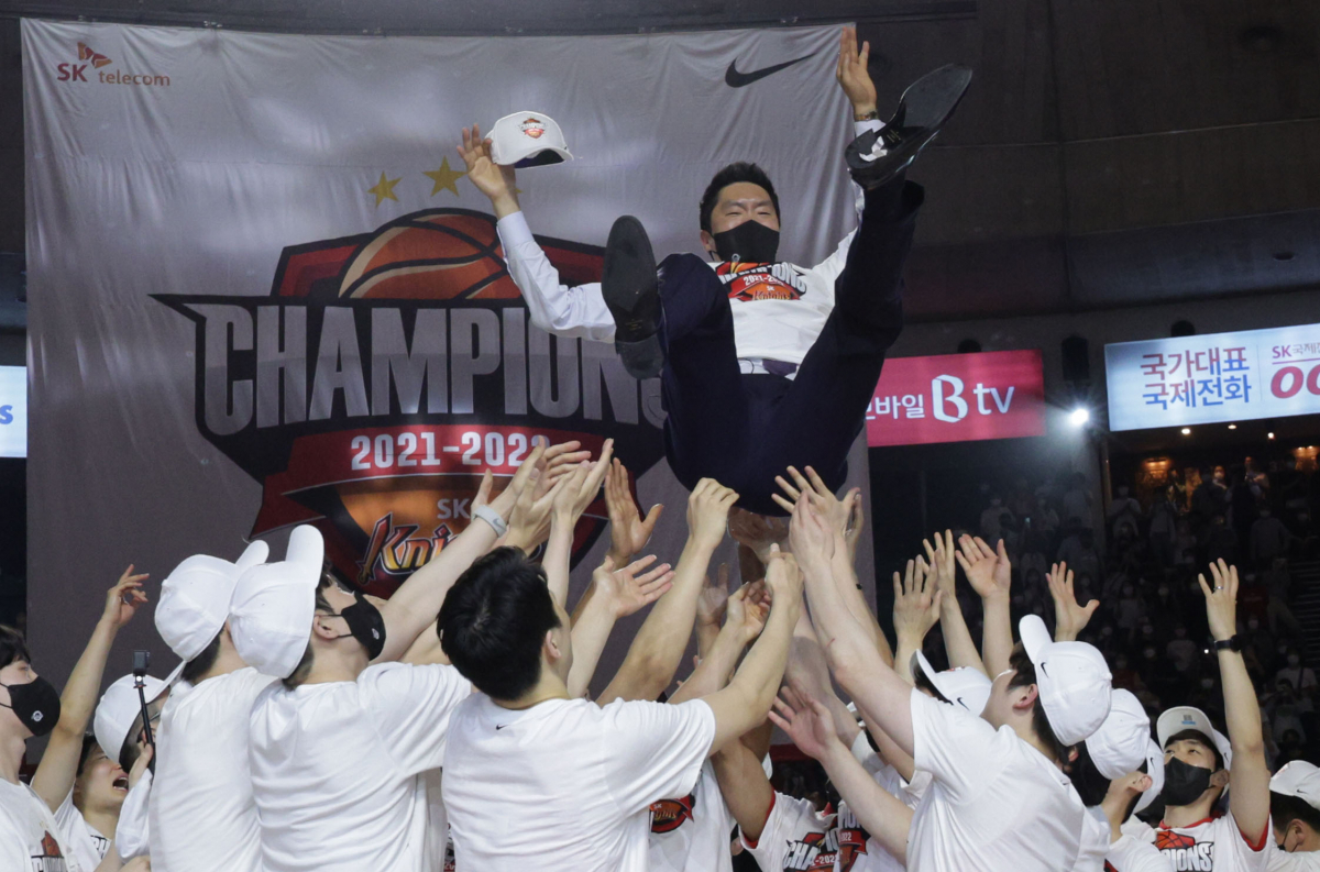 ▲10일 서울 잠실학생체육관에서 열린 2021-2022시즌 프로농구 챔피언결정전 5차전 서울 SK 나이츠와 안양 KGC 인삼공사의 경기. SK 선수들이 승리 후 전희철 감독을 헹가래 치고 있다. (연합뉴스)
