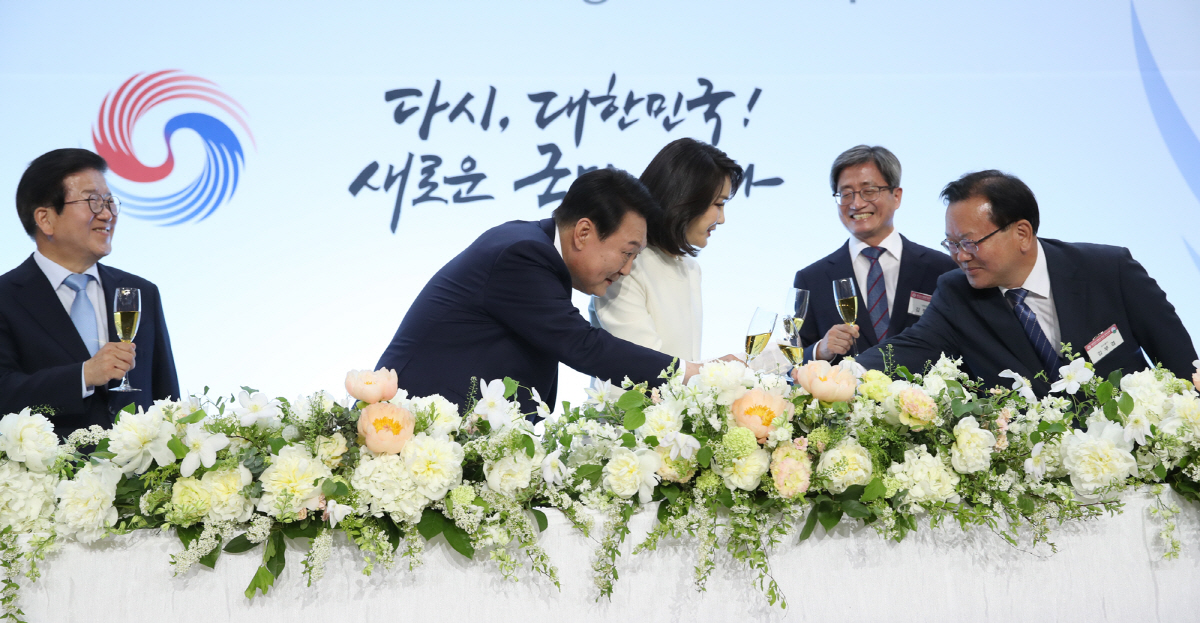 ▲윤석열 대통령과 김부겸 국무총리가 10일 서울 여의도 국회 로텐더홀에서 열린 경축 연회에서 건배하고 있다. (연합뉴스)