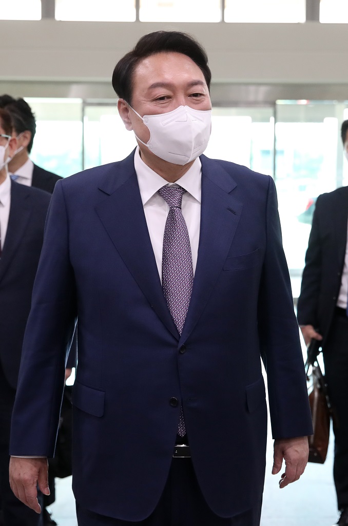 ▲윤석열 대통령이 11일 오전 서울 용산 대통령실 청사로 출근하며 취재진 질문에 답변하고 있다.  (연합뉴스)