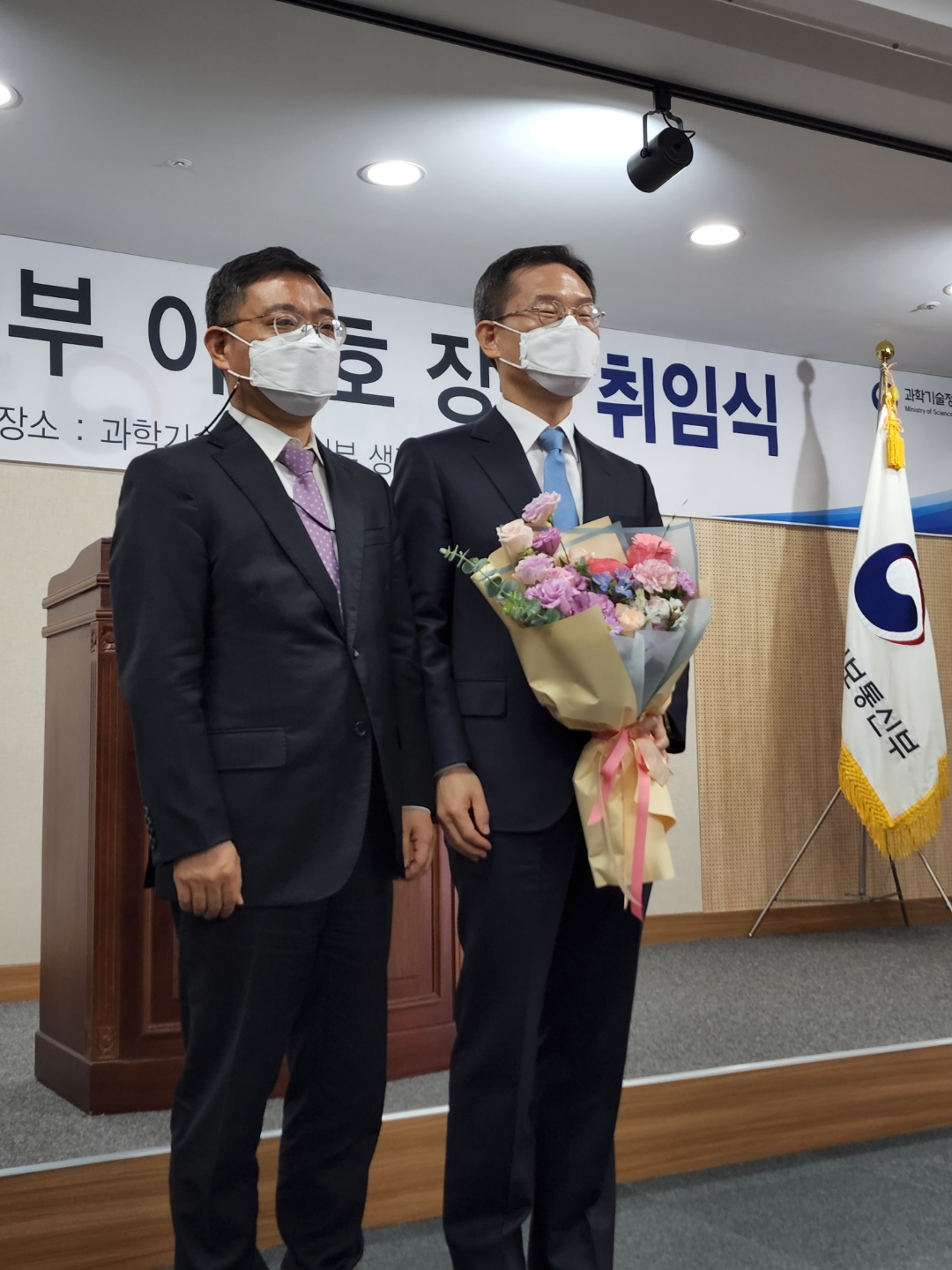 ▲이종호(오른쪽) 과학기술정보통신부 장관이 이태희 기획조정실장으로부터 축하 꽃다발을 받고 있다.  (조성준 기자 tiatio@)