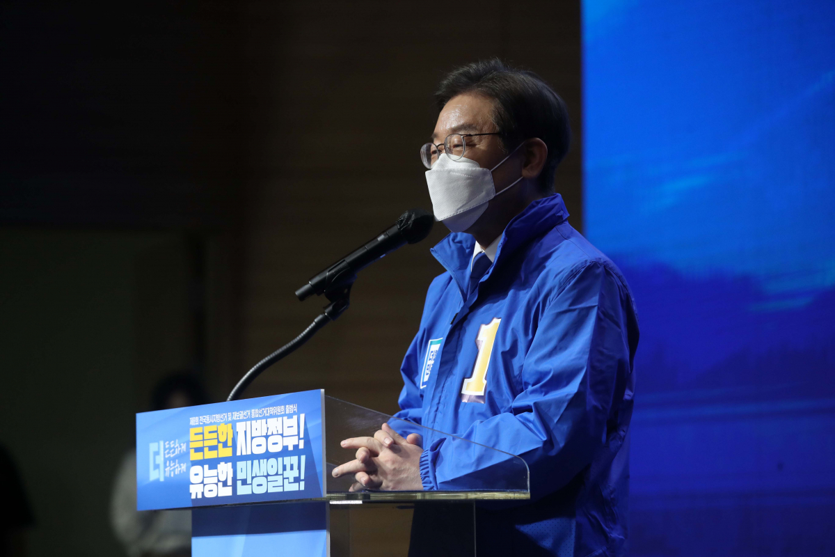 ▲더불어민주당 총괄상임선거대책위원장을 맡은 이재명 상임고문이 11일 국회 의원회관에서 열린 전국동시지방선거 및 재·보궐선거 더불어민주당 통합선거대책위원회 출범식 및 공천장 수여식에서 인사말을 하고 있다.  (국회사진기자단)