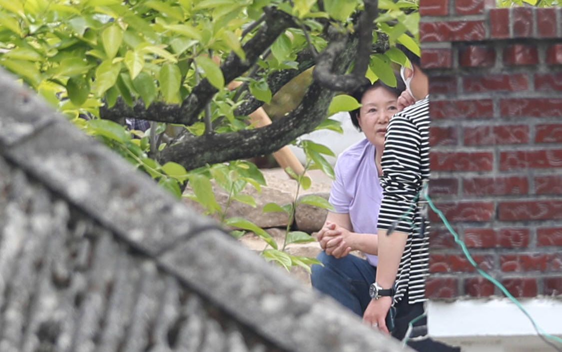 ▲문재인 전 대통령 내외 귀향 이튿날인 11일 오전 김정숙 여사가 경남 양산시 하북면 평산마을 사저에서 관계자와 대화하고 있다.(연합뉴스)
