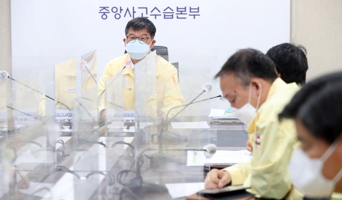 ▲이기일 중앙재난안전대책본부 1총괄조정관(보건복지부 제2차관)이 11일 오전 정부세종청사에서 열린 코로나19 대응 중대본 회의에서 모두발언을 하고 있다.  (뉴시스)