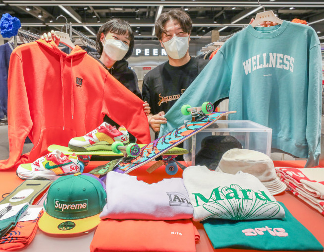 ▲서울 강동구에 위치한 현대백화점 천호점에서 직원들이 '피어' 상품들을 소개하고 있다.(사진제공=현대백화점)