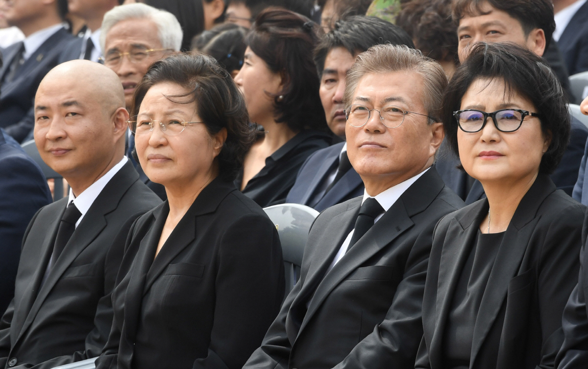 ▲2017년 문재인 당시 대통령과 부인 김정숙 여사가 경남 김해시 진영읍 봉하마을에서 열린 노무현 전 대통령 서거 8주기 추도식에서 추모영상을 보고 있다. (뉴시스)
