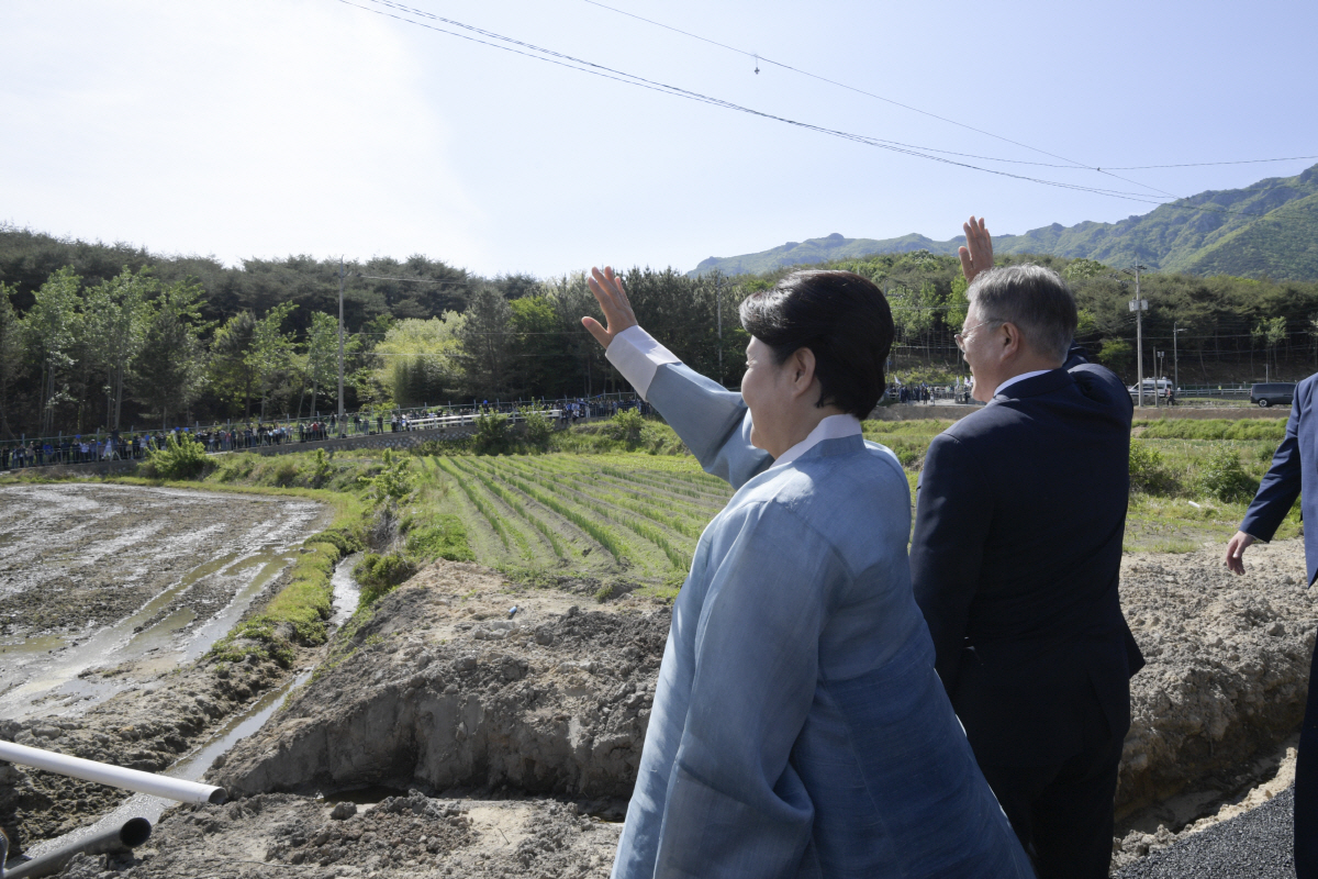 ▲10일 문재인 전 대통령과 김정숙 여사가 사저에 들어서기 전 주민들과 지지자들에게 인사하고 있다. (뉴시스)
