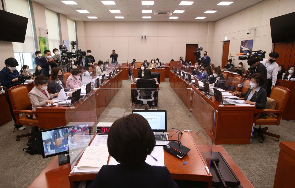 ▲11일 오전 서울 여의도 국회에서 김현숙 여성가족부 장관 후보자의 인사청문회가 열리고 있다. 신태현 기자 holjjak@ (이투데이DB)