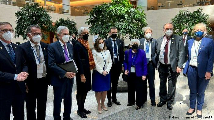 ▲지난달 20일 열린 주요 20개국(G20) 재무장관 회의에서 안톤 실루아노프 러시아 재무장관의 발언이 시작되자 회의를 보이콧하고 퇴장한 서방 측 장관들. 왼쪽 네 번째부터 재닛 옐런 미국 재무장관, 한 사람 건너 보이콧을 주도한 크리스티아 프리랜드 캐나다 재무장관, 크리스틴 라가르드 유럽중앙은행 총재, 제롬 파월 미 연방준비제도 의장. 
사진출처 프리랜드 재무장관 페이스북
