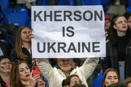 ▲스위스 바젤에서 열린 축구 경기에서 한 여성이 ‘헤르손은 우크라이나’라는 글이 적힌 종이를 들고 있다. 바젤/EPA연합뉴스
