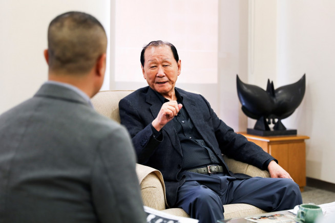 ▲지난 2018년 직원과 이야기 중인 고 구자학 회장(사진=아워홈)