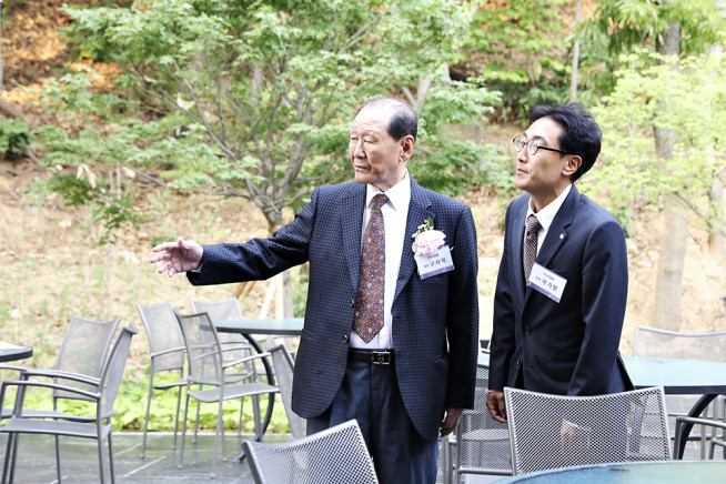 ▲2017년 지수원 개관식에 참석한 고 구자학 회장(사진=아워홈)