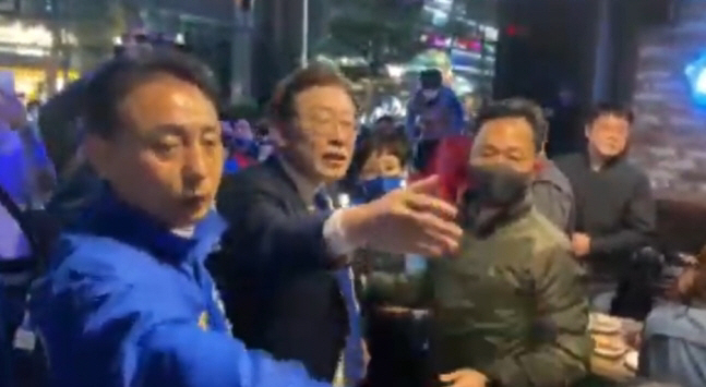 ▲더불어민주당 이재명 상임고문이 11일 계양 일대를 도는 밤 유세를 하던 중 한 시민에게서 항의를 받고 대화에 나서고 있다.(유튜브 채널 이재명)