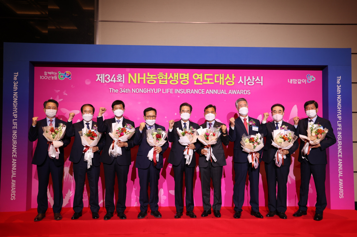 ▲농협중앙회 이성희 회장(왼쪽 다섯 번째), NH농협생명 김인태 대표이사(왼쪽 첫 번째) 및 연도대상 사무소부문 대상을 거머쥔 지역농협 조합장들이 연도대상 시상식을 기념해 사진촬영을 하고 있다.