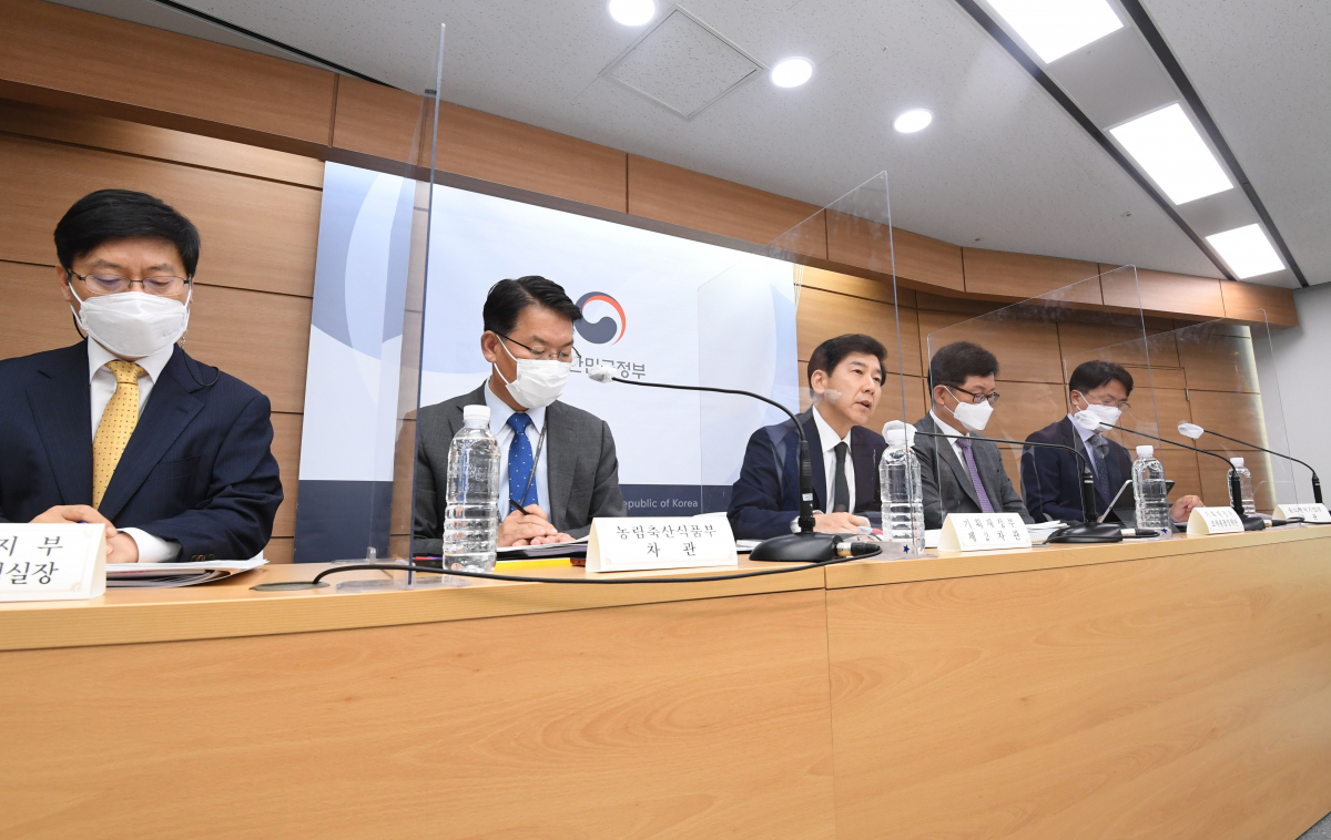 ▲최상대 기획재정부 차관이 5월 11일 정부세종청사에서 열린 '2차 추가경정예산안' 관계부처 합동 사전브리핑에서 추경예산안을 설명하고 있다. 왼쪽부터 박인석 복지부 사회복지정책실장, 김인중 복지부 차관, 최상대 기재부 차관, 고광효 기재부 조세총괄정책관, 조주현 중기부 차관. (사진제공=기획재정부)