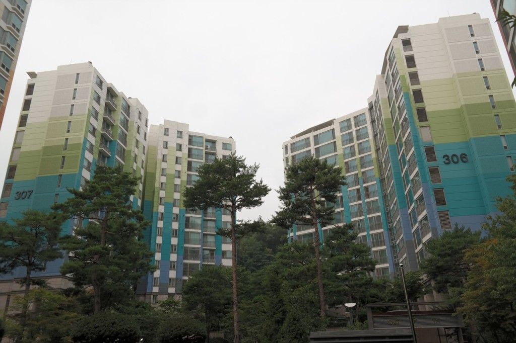 ▲대입 특별전형인 농어촌 특별 전형의 이점을 누릴 수 있는 수도권 읍·면 지역 인기가 날이 갈수록 늘고 있다. 경기 김포시 고촌읍 ‘수기마을힐스테이트 3단지’ 단지 전경. (출처=네이버부동산)