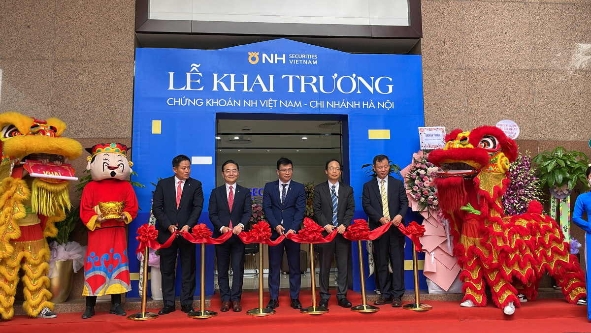 ▲NH투자증권 Global사업본부 김홍욱 대표(왼쪽 두번째)와 귀빈들이 하노이지점 개점식 세레모니를 하고 있다. (왼쪽부터)NH투자증권 베트남현지법인(NHSV) 김종석 법인장, NH투자증권 Global사업본부 김홍욱 대표, NHSV 하노이지점 응유엔 응옥 중(Nguyen Ngoc Dung) 지점장, 주베트남 대한민국대사관 윤상기 재정경제금융관, 금융감독원 하노이사무소 임춘하 소장 (출처=NH투자증권)