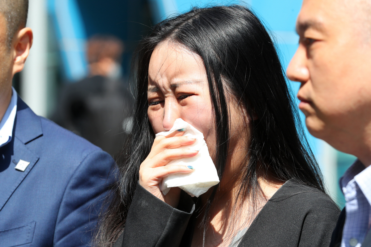 ▲4일 정유라 씨가 서울 종로구 서울경찰청 민원실 앞에서 조국 전 법무부 장관 등 3인에 대한 명예훼손 등의 혐의 고소 취지를 설명하다 눈물을 보이고 있다. (뉴시스)
