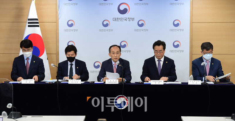 ▲추경호 경제부총리 겸 기획재정부 장관이 12일 오후 서울 종로구 정부서울청사 브리핑실에서 2022년 2차 추가경정예산안 관계장관 합동브리핑을 하고 있다. 