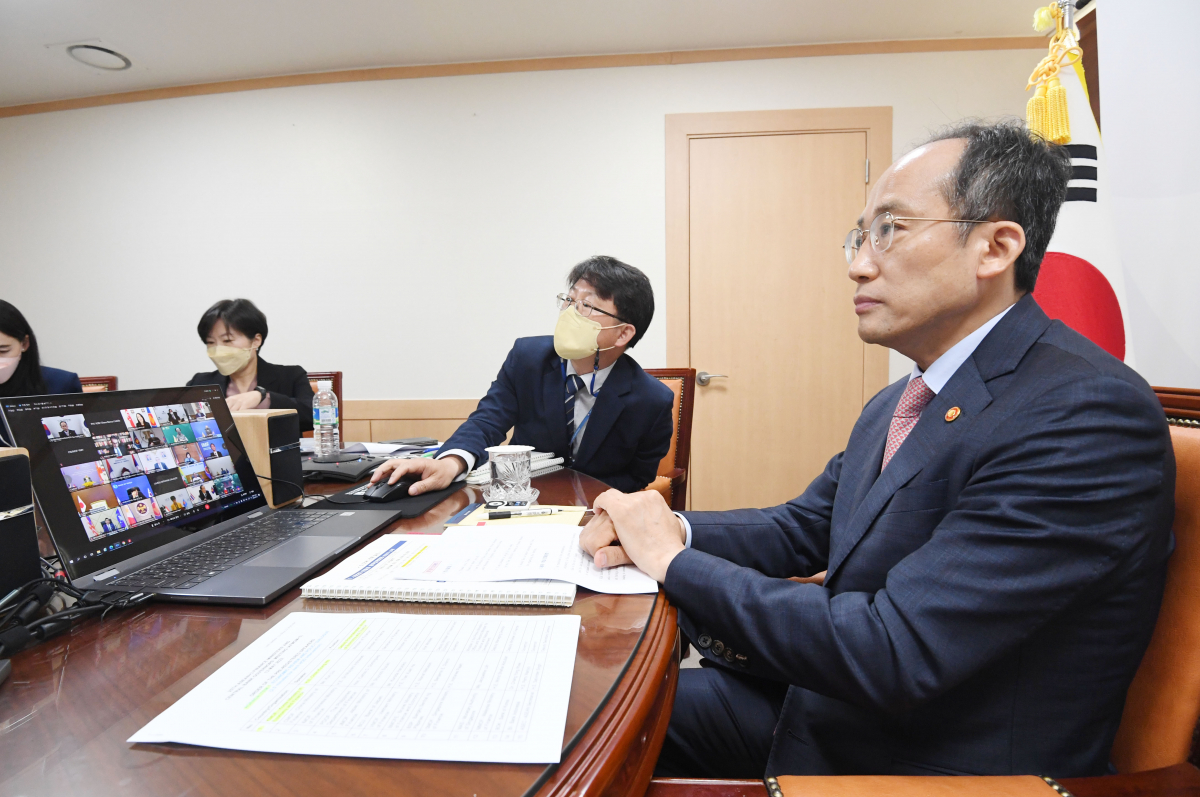 ▲추경호 부총리 겸 기획재정부 장관이 5월 12일 광화문 정부서울청사에서 화상으로 열린 '제25회 ASEAN+3 재무장관회의'에 참석, 세계경제 동향 및 정책공조와 관련 발언을 하고 있다. (사진제공=기획재정부)