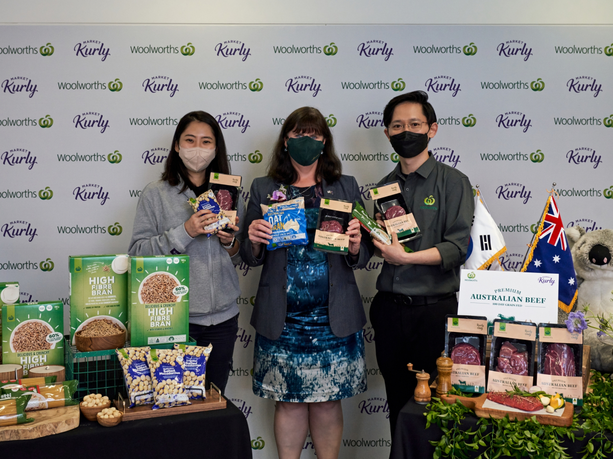 ▲12일 서울 광화문 주한 호주대사관에서 김슬아 마켓컬리 대표(왼쪽부터), 캐서린 레이퍼 주한 호주대사, 김해연 울워스코리아 대표가 울워스 제품을 들고 포즈를 취하고 있다. (사진제공=컬리)