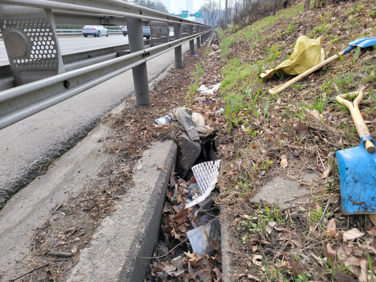 ▲올림픽대로 강일방향 우측녹지대에 버려진 쓰레기의 모습.  (자료제공=서울시설공단)